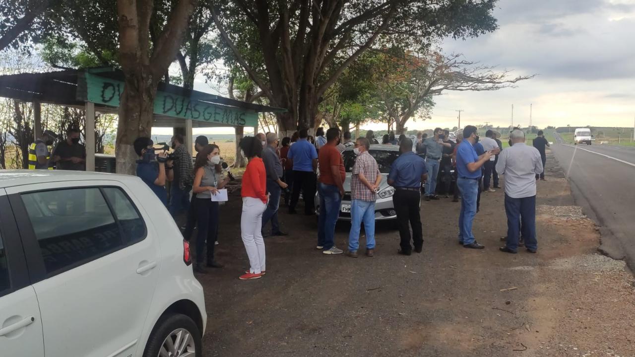 Foto 4 de 5 — Políticos de Araraquara, Ibaté e São Carlos protestam em Rodovia contra pedágio